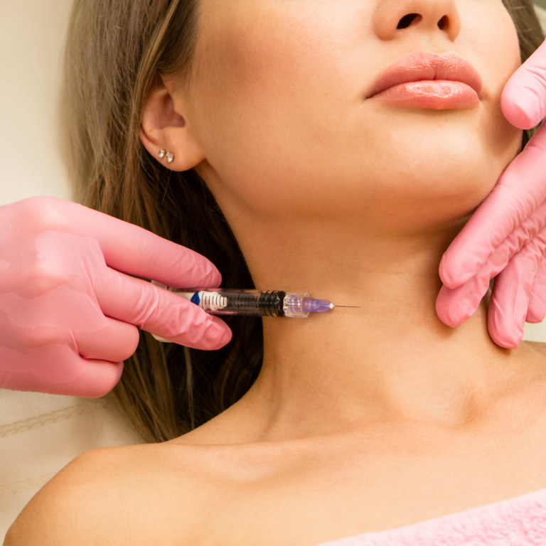 Aplikace polynukleotidů injekcí do krku ženy. Ruce v růžových rukavicích drží stříkačku s jemnou jehlou pro regen