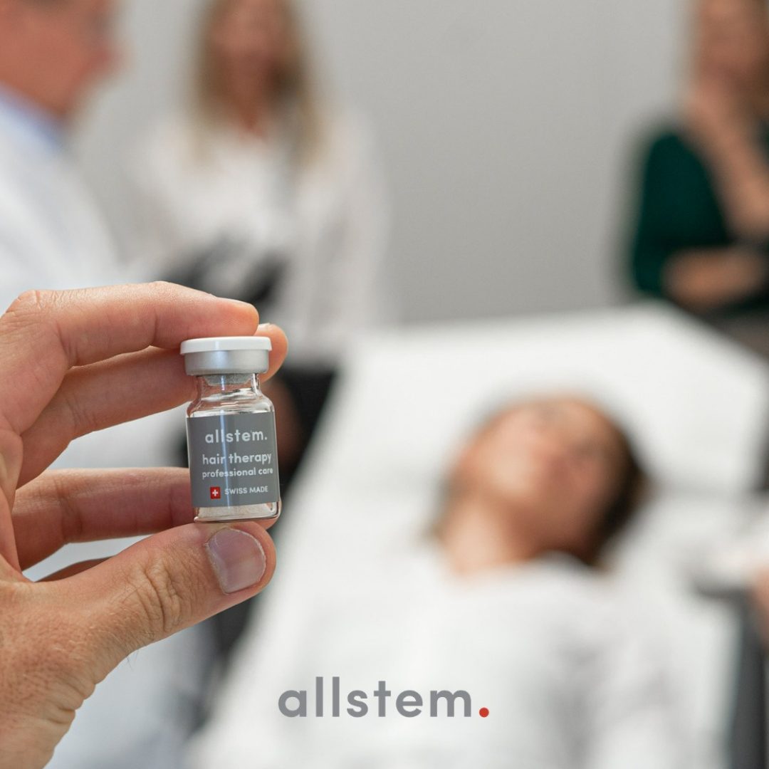 Lahvička přípravku Allstem Hair Therapy při ošetření vlasové pokožky na klinice GIA Clinic.