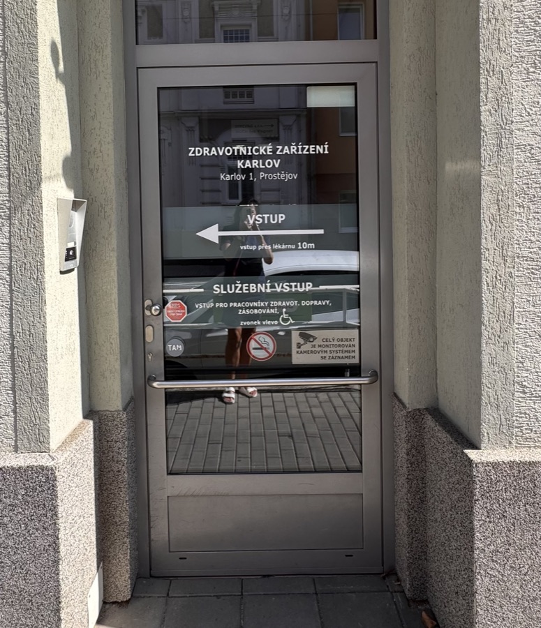 Vchod do apartmánů z ulice Karlov