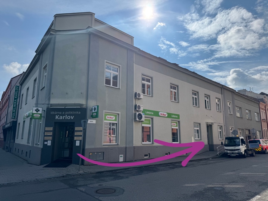 Budova polikliniky Karlov, šipka ukazuje na vchod do apartmánů